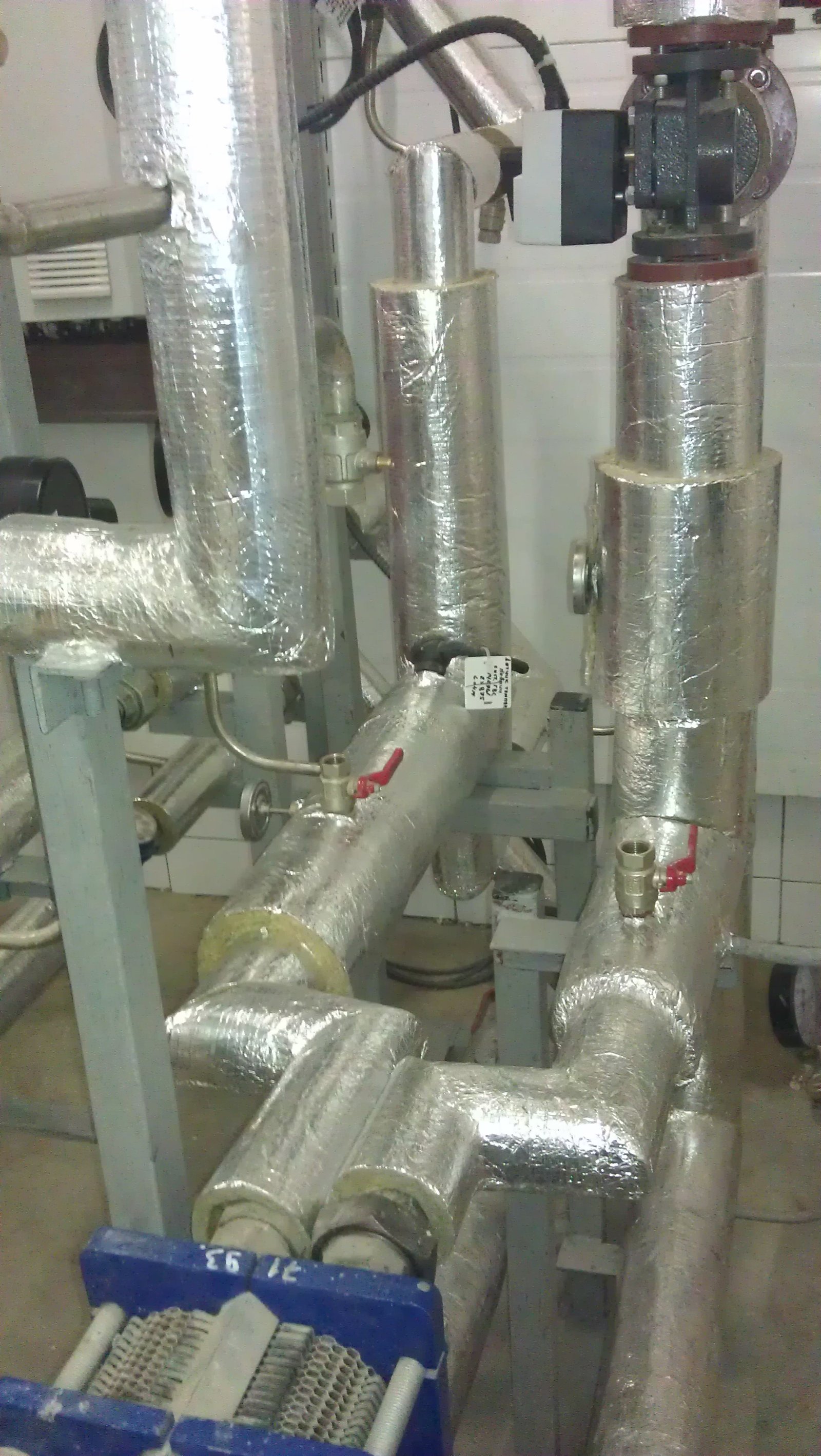 تطبيق صوف صخري على الأنابيب